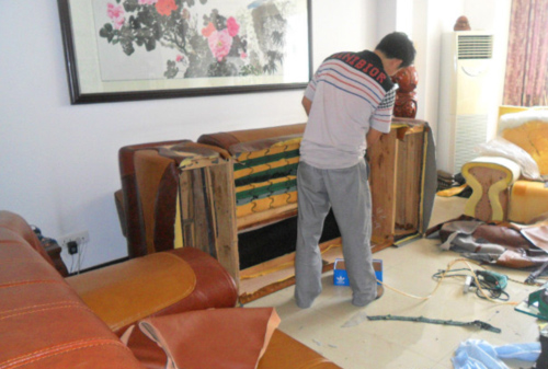 学员实践操作沙发维修